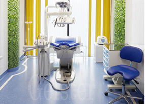 Фото токопроводящей плитки Colorex EC и Marmoleum в стоматологической клинике «Петродент»